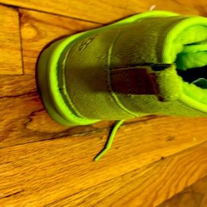 I am selling green woman uggs